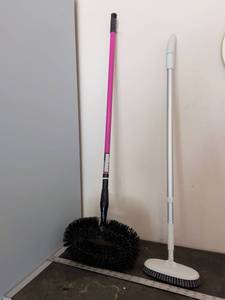 lot 393 image: Ceiling Fan Brush and Telescoping Scrub Brush Set