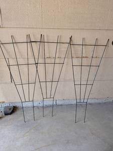 lot 409 image: Metal Garden Plant Support Trellises