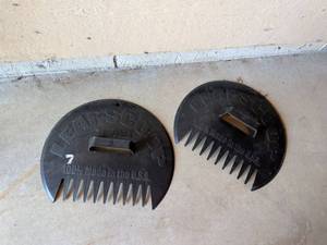 lot 410 image: Leaf Scoop Bully Tools Hand Rakes Set of 2