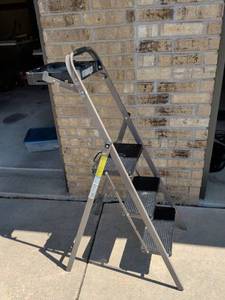 lot 412 image: Folding 3-Step Steel Ladder with Safety Rails