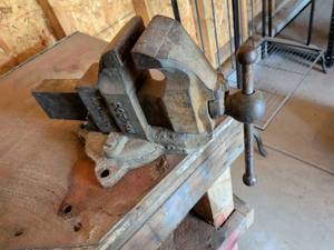lot 415 image: Heavy Duty Bench Vise
