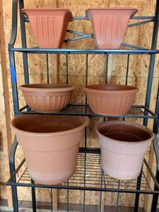 lot 421 image: Assortment of 6 Plastic Planters