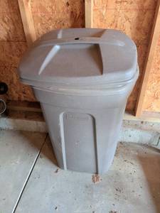 lot 439 image: Rubbermaid Large Rolling Trash Can with Lid
