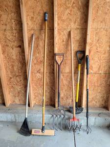 lot 441 image: Garden Tool Set with Long Handle Tools