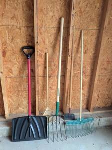 lot 443 image: Garden Tool Set with Wooden Handles