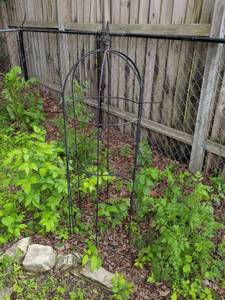 lot 447 image: Metal Tomato Cage Plant Support