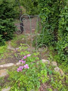 lot 448 image: Decorative Metal Garden Trellis with Spiral Design