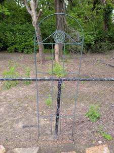 lot 452 image: Metal Garden Trellis with Sun Face Design