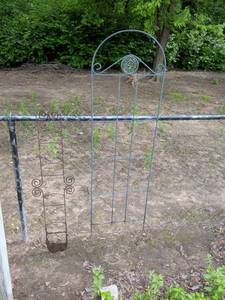 lot 459 image: Metal Garden Trellis with Sun Face Decoration