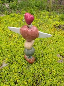 lot 462 image: Handmade Ceramic Garden Totem Pole with Wings and Hearts