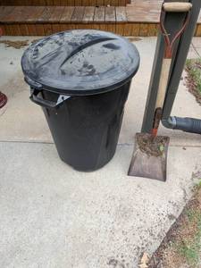lot 475 image: Large Black Plastic Outdoor Garbage Can with Lid