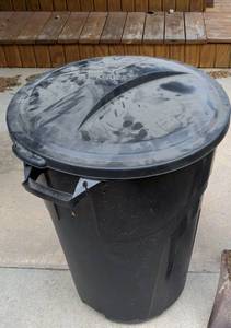 lot 485 image: 32-Gallon  Trash Can with Lid