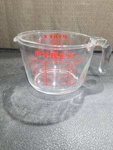 lot 3404 image: Pyrex Glass Measuring Cup