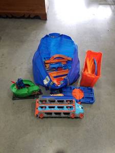 lot 3438 image: LOT OF RANDOM HOT WHEELS RACE TRACK PARTS AND TRUCK