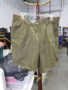 lot 3458 image: White Stag Size 16 Shorts Olive Green Bermuda Roll Up Cuff A93