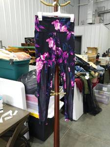 lot 3465 image: Victorias Secret PINK Ultimate High Waisted Floral Leggings Size Small