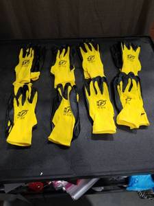 lot 3498 image: 8 Pairs of Yellow and Black Work Gloves Safety Hand Protection