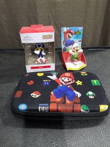 lot 3515 image: Mario Carrying Case and Character Figures