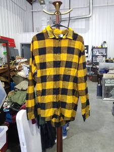 lot 3542 image: Mens Yellow and Black Buffalo Plaid Flannel Shirt Size Medium