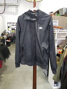 lot 3545 image: Nike Mens Black Hooded Windbreaker Jacket Size M