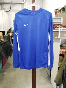 lot 3546 image: Nike Dri-Fit Blue Long Sleeve SHIRT Size Medium