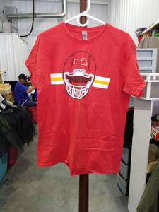 lot 3550 image: Kansas City Chiefs Red Kingdom Football Helmet T-Shirt Size Large