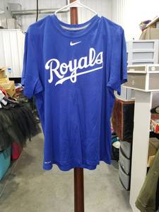 lot 3555 image: Nike Kansas City Royals Blue T-Shirt Size Medium