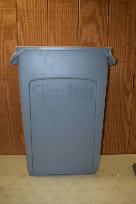 lot 6 image: Rubbermaid Slim Jim Trash Can