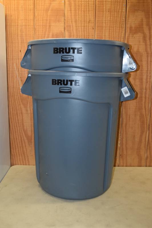 lot 7 image: 2 Rubbermaid Brute Trash Cans