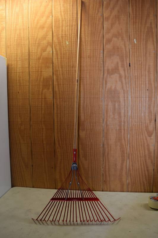 lot 42 image: 22 Metal Rake