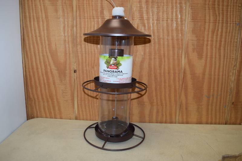 lot 80 image: Perky Pet Panorama Bird Feeder