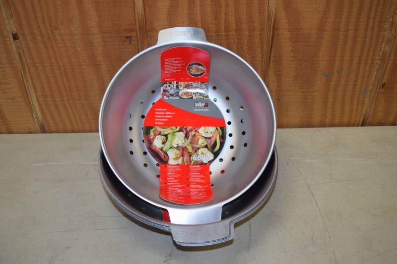 lot 122 image: 6 Weber Essentials Grill Baskets