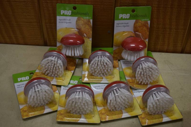 lot 123 image: 9 Profreshionals Vegetable Brushes