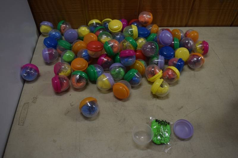 lot 149 image: 75 Gumball Machine Bouncing Putty