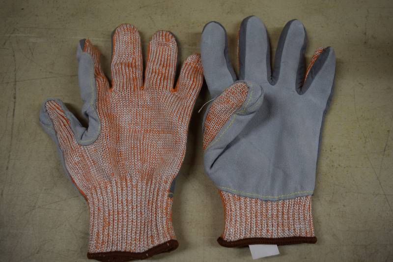 lot 206 image: Pair Magid Cut Level 5 Anti Cut Gloves