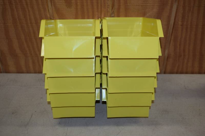 lot 235 image: 10 Screw Bins