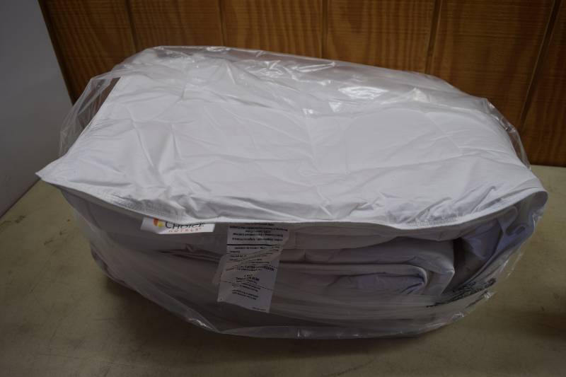 lot 253 image: Down Alternative Comforter or Duvet