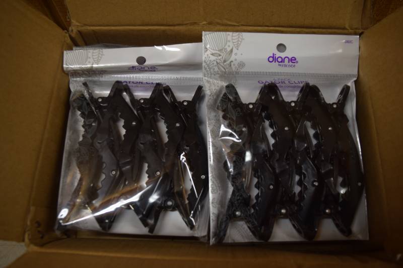 lot 307 image: 36 Gator Clips