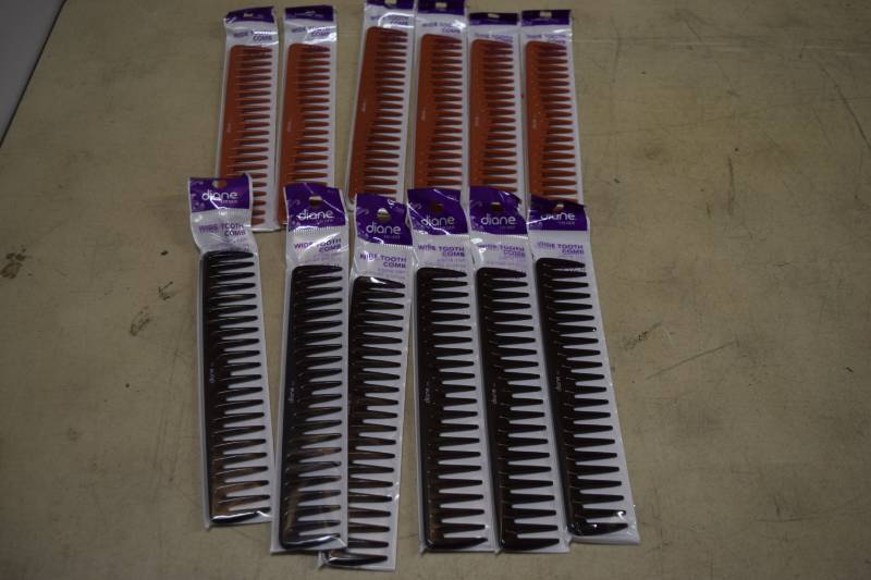 lot 311 image: 12 Wide Tooth Combs 7.5
