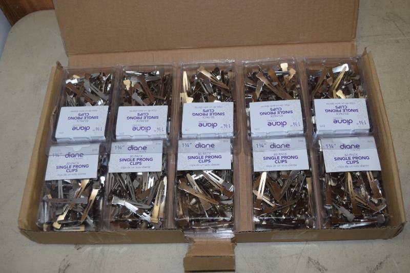 lot 318 image: 800 Single Prong Clips