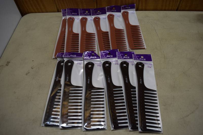 lot 325 image: 12 Shampoo Combs