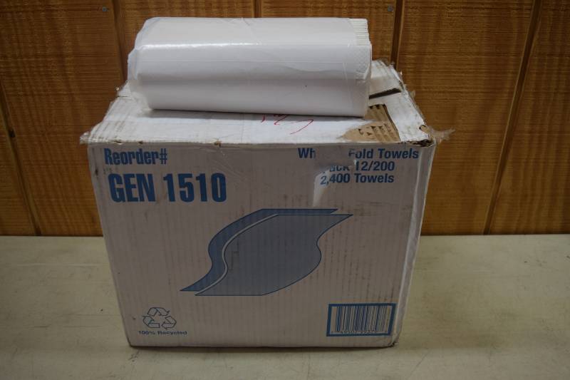 lot 395 image: 2200 White C Fold Towels