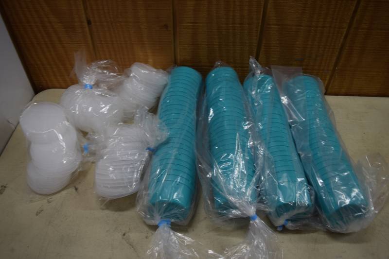 lot 426 image: 100 Plastic Containers with Lids