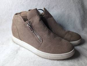 lot 2861 image: Womens Taupe Perforated High-Top Sneakers with Side Zip - Size 10