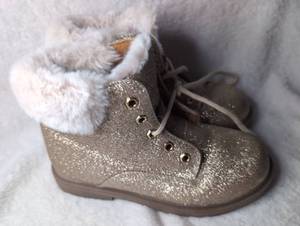 lot 2865 image: Girls Gold Glitter Winter Boots with Faux Fur Lining - Youth Size 1