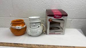 lot 19 image: Better Homes and Gardens Happy Snowman Scented Wax Warmer with Electric Fragrance Warmers