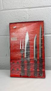 lot 68 image: The Master Carver Professional Knife Set with Cutting Board