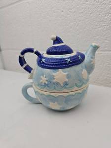 lot 103 image: Ceramic Christmas Theme Teapot and Cup Set