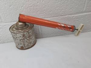 lot 142 image: Metal Bug Sprayer with Hand Pump
