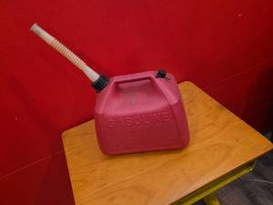 lot 154 image: Rubbermaid 2.5 Gallon Gas Can with Spout